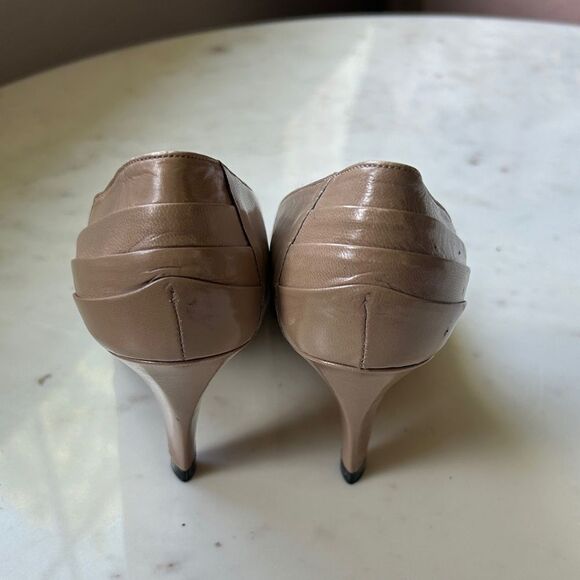 Vintage Liz Claiborne Classic Women's medium tan Heels - Picture 3 of 8